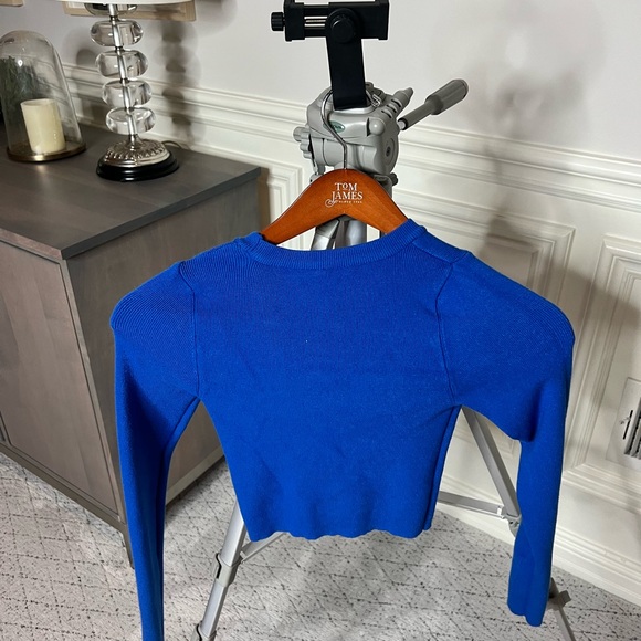 Subdued cropped blue knit sweater - Picture 2 of 2